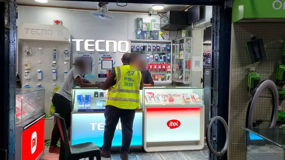 L’entrée de la boutique — Espaces Tecno, itel et Xiaomi dès l’entrée, à Douala Village.