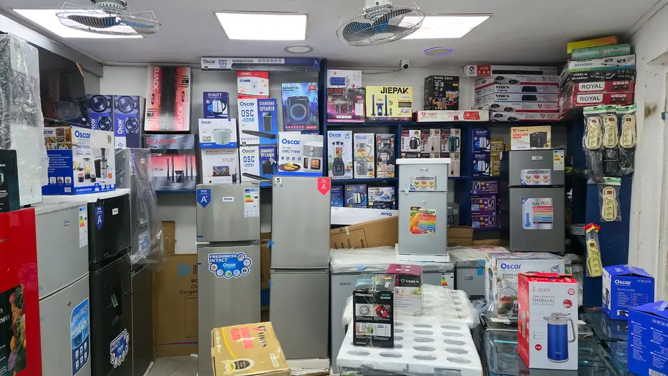 Le rayon électroménager — Réfrigérateurs, blenders, bouilloires, barres de son et petit électroménager.